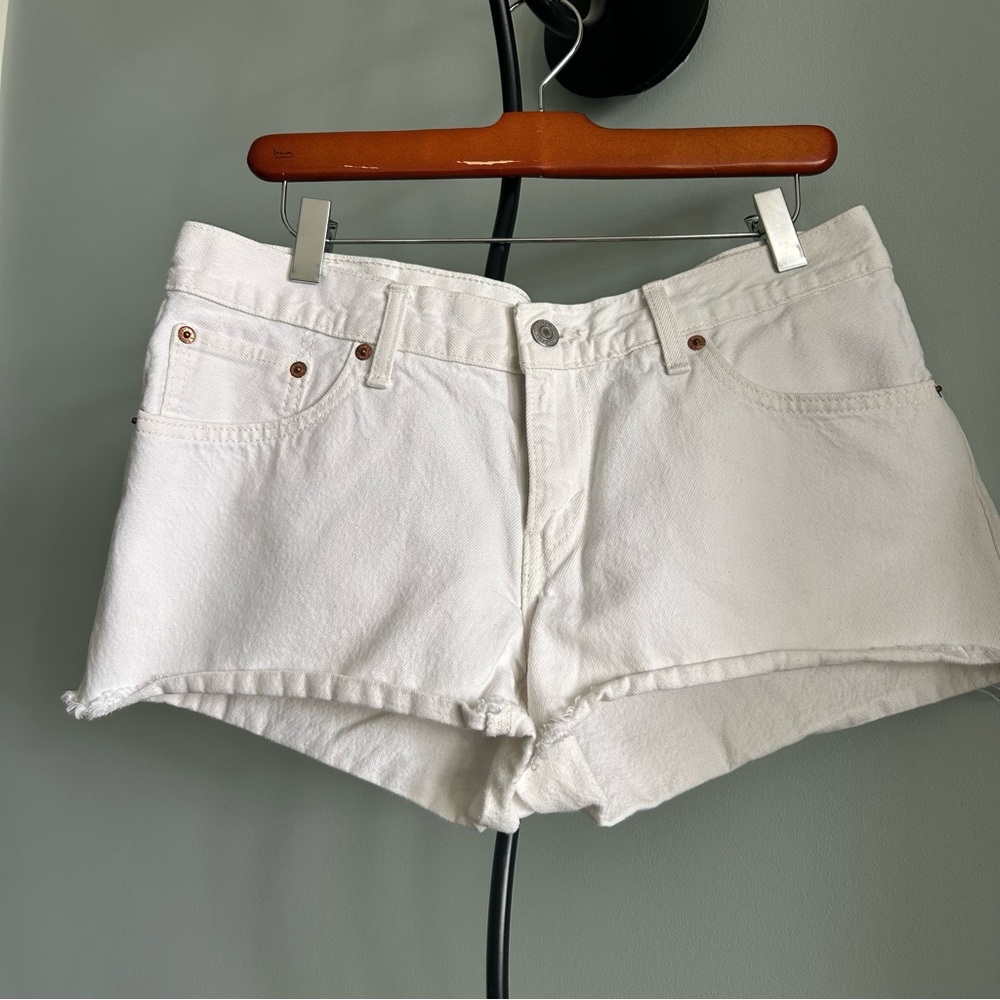 LEVI'S
CUTOFF  JEAN  SHORTS